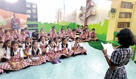 लाभले आम्हास भाग्य, बोलतो मराठी..