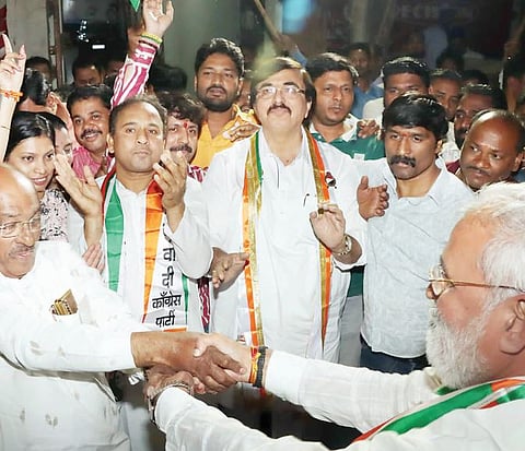 Politics : अजित पवार गटाचा फटाके फोडून, पेढे भरवून आनंदोत्सव