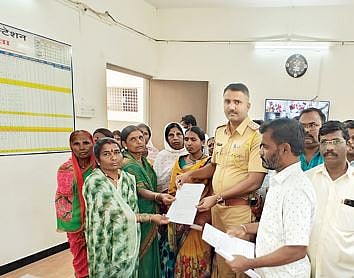 नगरपंचायत कर्मचार्यांचा पोलिस ठाण्यावर मोर्चा