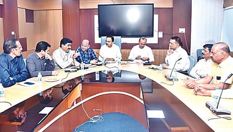 नाशिक : फ्लॅटेड बिल्डिंगमधील समस्यांविषयी एमआयडीसी अधिकाऱ्यांना जाब विचारताना धनंजय बेळे. समवेत निमा पदाधिकारी व बिल्डिंगमधील सभासद.