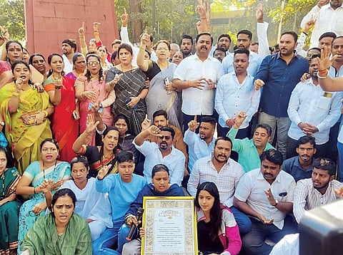 ‘निर्भय बनो’च्या कार्यकर्त्यांवरील हल्ल्याचा निषेध; ‘बालगंधर्व’समोर आंदोलन