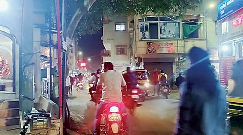 Pune : पादचार्यांचा जीव मुठीत; पदपथ अतिक्रमणाच्या विळख्यात