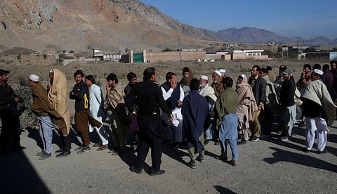 खैबर जिल्ह्यातील जमरूद येथे मतदान केंद्राबाहेर लागलेली रांग.