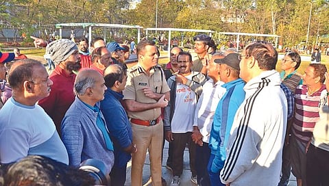 नाशिक : जॉगिंग ट्रॅकवर नागिरकांशी संवाद साधताना पोलिस आयुक्त संदीप कर्णिक. (छाया: हेमंत घोरपडे)