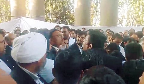 अभूतपूर्व गोंधळ! वादावादीने पुणे बार असोसिएशनच्या मतदानाला गालबोट