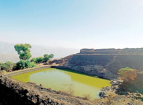 राजगडावरील तलावांचे पाणी दूषित; पहारेकर्यांसह पर्यटकांचे हाल