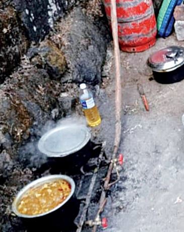 राजगडावरील विक्रेत्यांपुढे पुरातत्व विभाग हतबल