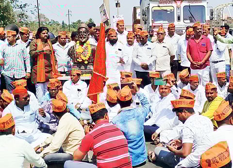 Maratha Reservation : मराठा आरक्षणासाठी शिरोली येथे रास्ता रोको