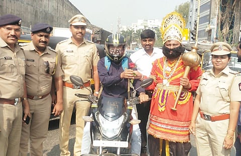 वडगाव बुद्रुक परिसरात रस्ता सुरक्षा अभियानात जनजागृती..