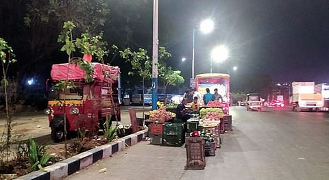 अनधिकृत फळभाजी विक्रेत्यांचे अतिक्रमण : थाटले बेकायदा व्यवसाय