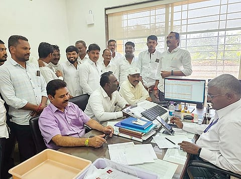 महावितरण कार्यालयावर आक्रोश मोर्चा : खंडित वीजपुरवठ्याने ग्रामस्थांचा संताप