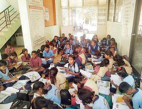 पंचायत समितीत भरली शाळा! शिक्षकांची बदली झाल्याने पालकांचे आंदोलन