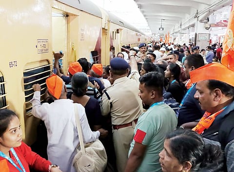 भाजपा नेत्यांच्या उपस्थितीत, आस्थेने अयोध्येला निघाले रामभक्त