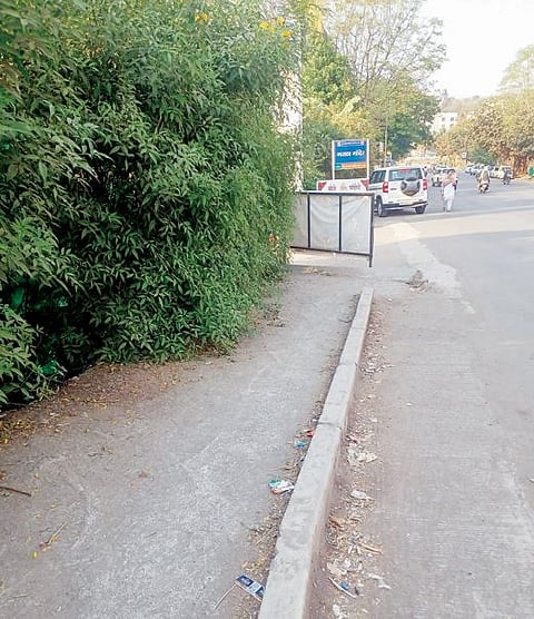 बावधनमध्ये चक्क प्रशासनाकडूनच पदपथ गिळंकृत!