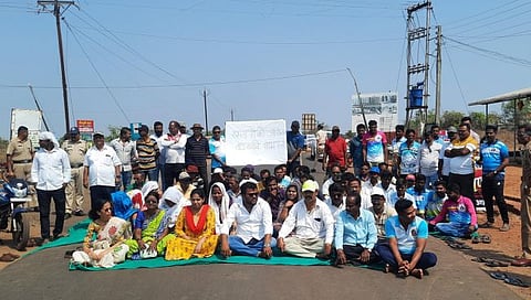 Sindhudurg News : तोंडवळी रस्त्यासाठी ग्रामस्थांचा रास्ता रोको; पर्यटकांचाही पाठिंबा