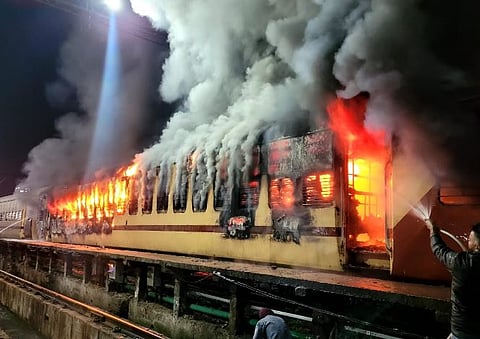 पुणे रेल्वे जंक्शन यार्डमध्ये एका रेल्वे डब्याला भीषण आग..!