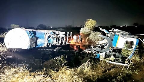 कासारी-तळेगाव ढमढेरे रस्त्यावर गॅस टँकर उलटला