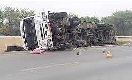 टँकर पलटी झाल्यामुळे वाहतूक वळवली बाणेर मार्गे