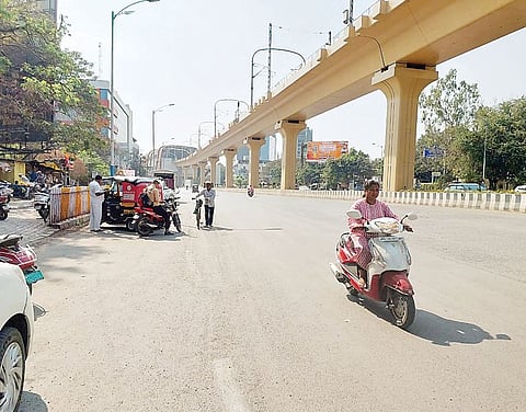 सेवा रस्त्याचा महापालिकेला विसर; नगर रोडवरील चित्र