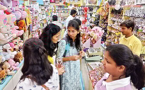 ‘व्हॅलेंटाईन डे’निमित्त शहरात प्रेमाचा बहर : प्रेमीयुगुलांमध्ये उत्साह