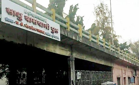 वाहतूक कोंडीचा साधू वासवानी पुलाच्या कामात खोडा !