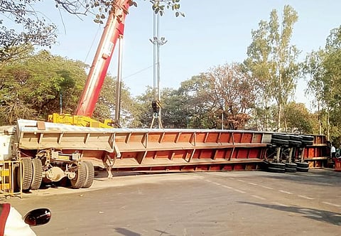 Pune News : ट्रेलर उलटल्याने विद्यापीठ चौकात प्रचंड वाहतूक कोंडी