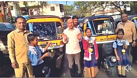 नाशिक : कामगारनगर येथे रिक्षाचालकांचे प्रबोधन करताना अंनिसचे पदाधिकारी व कार्यकर्ते.