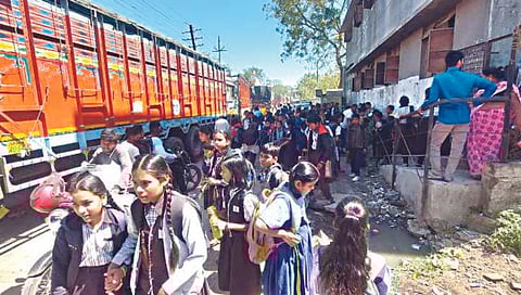 मनमाड: अन्न महामंडळातून धान्य घेण्यासाठी आलेले ट्रक थेट रस्त्यात उभे केल्याने शाळांतील विद्यार्थ्यांना रस्त्यावर चालण्यासही जागा राहिलेली नाही.