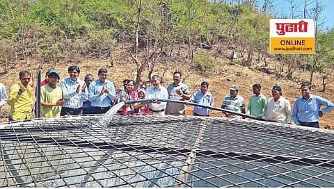 नाशिक : चिंतामणवाडी येथे सोलर प्रकल्पामुळे गावातील विहिरीत पाणी सोडताना मान्यवर.