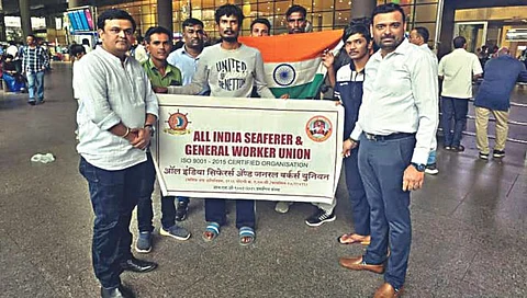 नाशिक : कुवेतमध्ये अडकलेल्या दोन नाशिककरांचे मुंबई विमानतळावर स्वागत करताना ऑल इंडिया सिफेरर्स युनियनचे कार्याध्यक्ष अभिजित सांगळे. समवेत इतर पदाधिकारी.