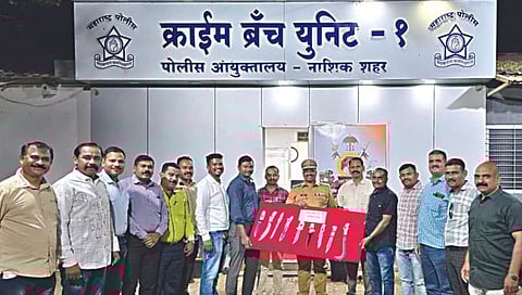 नाशिक : गुन्हे शाखा युनिट एकच्या पथकाने शालेय विद्यार्थ्यांच्या दप्तरातून जप्त केलेली धारदार शस्त्रे.