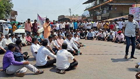 Sindhudurg News : दोडामार्ग येथे काजू ‘बी’ दरासाठी शेतकऱ्यांचा रास्ता रोको