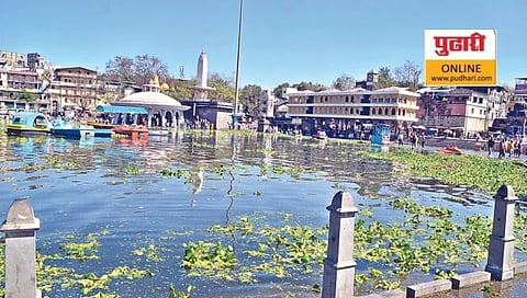 नाशिक : गोदावरी संवर्धन कक्ष नेमूनही नदीपात्रात कचरा जैसे थे आहे. (छाया: हेमंत घोरपडे)