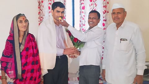 Nashik Success story | अल्पभुधारक शेतकऱ्याचा मुलगा झाला अधिकारी, आई वडिलांच्या घामाचं केलं सोनं