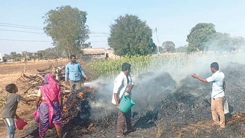 Nashik News : दुष्काळात तेरावा महिना, आग लागून तीन ट्रॅक्टर चारा जळून खाक