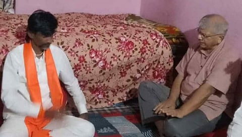 आंतरवाली सराटी येथे लोकसभा निवडणुकीवर मंगळवारी (दि.२६ मार्च) रोजी चर्चा करताना प्रकाश आंबेडकर व मनोज जरांगे पाटील