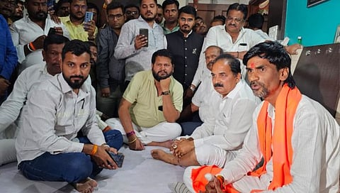 सिडको : सिडकोतील विलास पांगारकर यांच्या निवासस्थानी त्यांच्या तब्येतीची चौकशी करताना मराठा योध्दा मनोज जरांगे पाटील