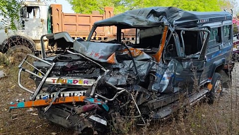 Jalgaon Accident : शिवलिंग घेण्यासाठी निघालेल्या भाविकांवर काळाचा घाला, डंपरच्या धडकेत तीन ठार