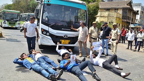 नाशिक : मुख्यमंत्री अरविंद केजरीवाल यांच्यावरील कारवाईच्या निषेधार्थ मेहेर चौकात रास्ता राेको करताना आपचे कार्यकर्ते. (छाया : हेमंत घोरपडे)