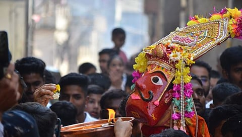 नाशिक : रामकुंड परिसरात 'वीरांची' वाजत गाजत काढण्यात आलेल्या मिरवणूकीत मानाच्या दाजीबा वीराचे पूजन. (छाया:हेमंत घाेरपडे)