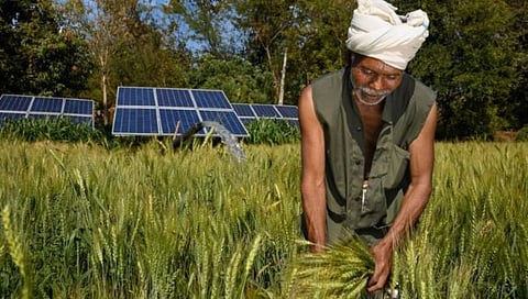 शेतकऱ्यांसाठी आनंदाची बातमी ! शेतीसाठी दिवसा मिळणार १२ तास वीज, साैरकृषी वाहिनी योजना