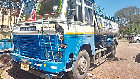 अपघाग्रस्त टॅंकर