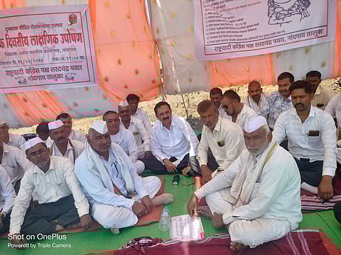 नांदगांव : शेतकऱ्यांना हेक्टरी अनुदानासह संपुर्ण पिकविमा परतावा मिळावा या मागणीसाठी राष्ट्रवादी (शरद पवार गट) पक्षाचे एक दिवसाचे नांदगांव तहसील लाक्षणिक उपोषणात सहभागी महेंद्र बोरसे यांच्यासह राष्ट्रवादी काँग्रेसचे (शरद पवार गट) इतर पदाधिकारी आदी. ( छाया: सचिन बैरागी )