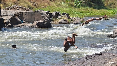 उन्हाचा तडाखा वाढल्याने तरुणाईची पावले गोदातिराकडे वळू लागली आहे. (छाया : हेमंत घोरपडे)