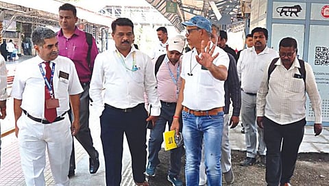 देवळाली कॅम्प : विक्रोळी रेल्वेस्थानकाची पाहणी करताना अधिकारी व कर्मचारी.