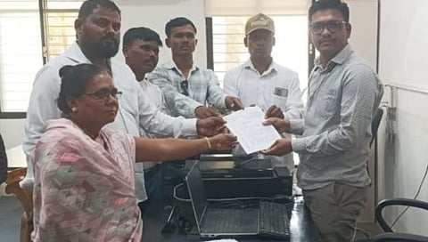 पिंपळनेर : सायबर क्राईम पोलिसांकडे निवेदन देताना आदिवासी संघटनेचे पदाधिकारी. (छाया: अंबादास बेनुस्कर)