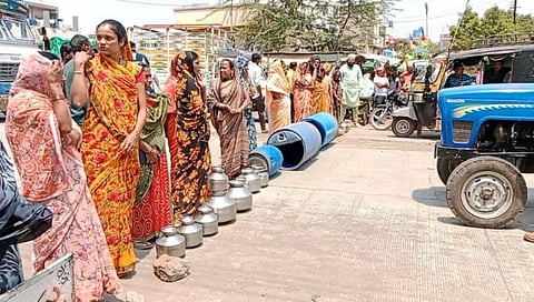 Dhule News | घोटभर पाण्यासाठी वणवण! संतप्त महिलांचा सामोडे चौफुलीवर रास्ता रोको