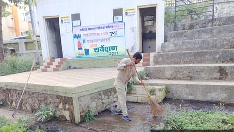 सिडको : स्वच्छता अभियान राबवित असलेले मनपा कर्मचारी. (छाया : राजेंद्र शेळके)