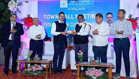 येवला : पैठणी क्लस्टर योजनेतील सहभागी व्यावसायिकांना प्रतिनिधिक स्वरूपात कर्जमंजुरी पत्राचे वितरण करताना महाराष्ट्र बँकेचे महाव्यवस्थापक अरुण कबाडे.