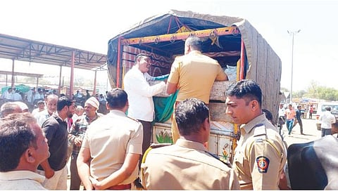 मालेगाव : कॅम्प पोलिसांनी पकडलेले पोषण आहारातील तांदळाचे वाहन.